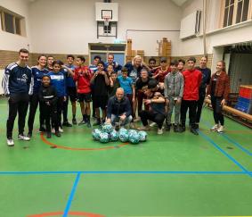 Alfa Accountants verdeelt ballen van FC Groningen in de Korrewegwijk